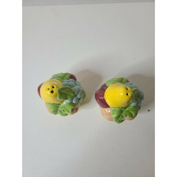Vintage Japan Ceramic Fruit Basket Salt And Pepper Shaker Set Home Kitchen Decor - Picture 4 of 7